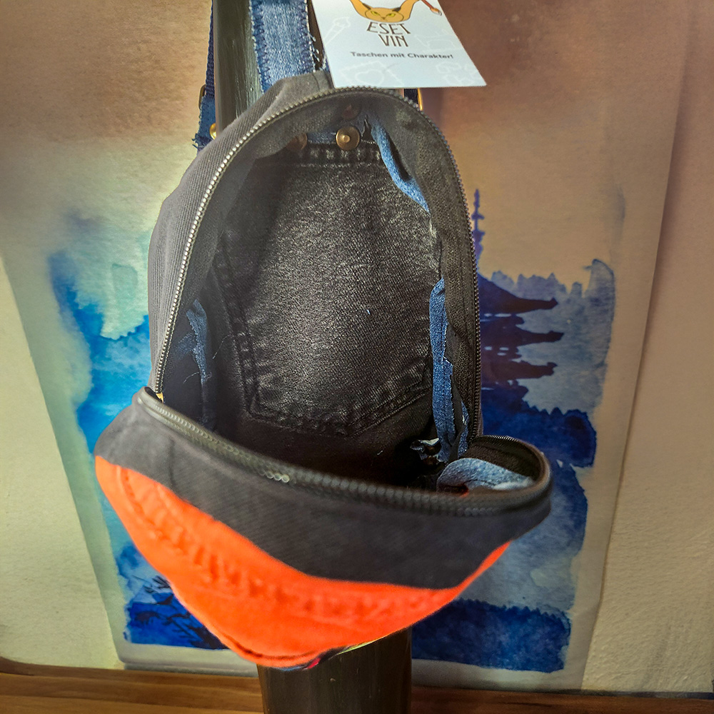 Rucksack aus recyceltem Jeansstoff | Handgefertigtes Unikat | Rucksack mit Motiv – Bild 5