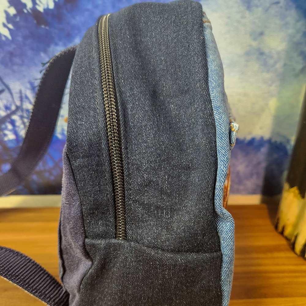 Rucksack aus recyceltem Jeansstoff | Handgefertigtes Unikat | Rucksack mit Motiv – Bild 4
