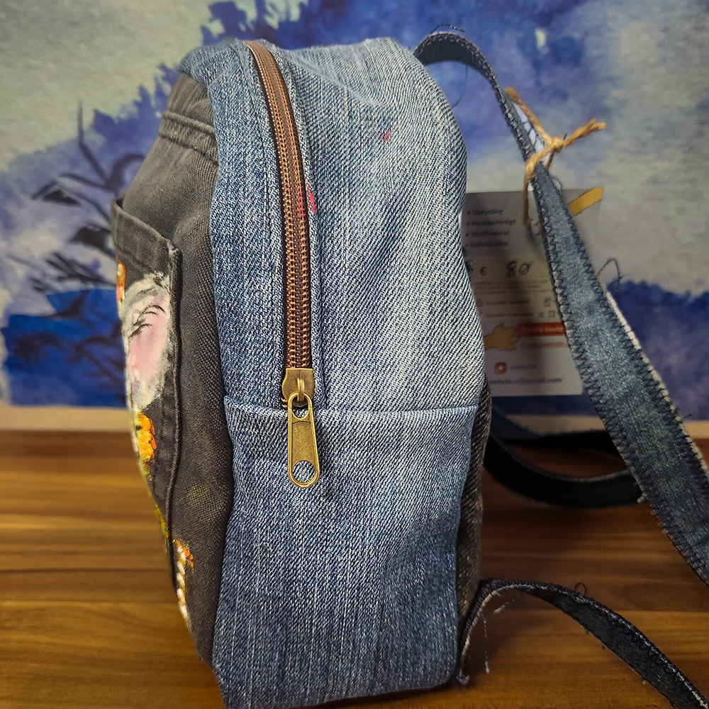 Rucksack aus recyceltem Jeansstoff | Handgefertigtes Unikat | Rucksack mit Motiv – Bild 5