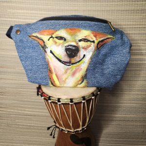 Bauchtasche aus recyceltem Jeansstoff mit handgemaltem Motiv