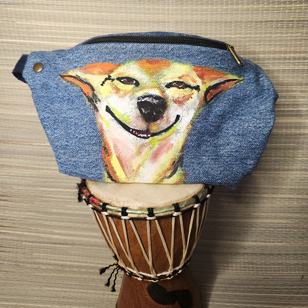 Bauchtasche aus recyceltem Jeansstoff mit handgemaltem Motiv