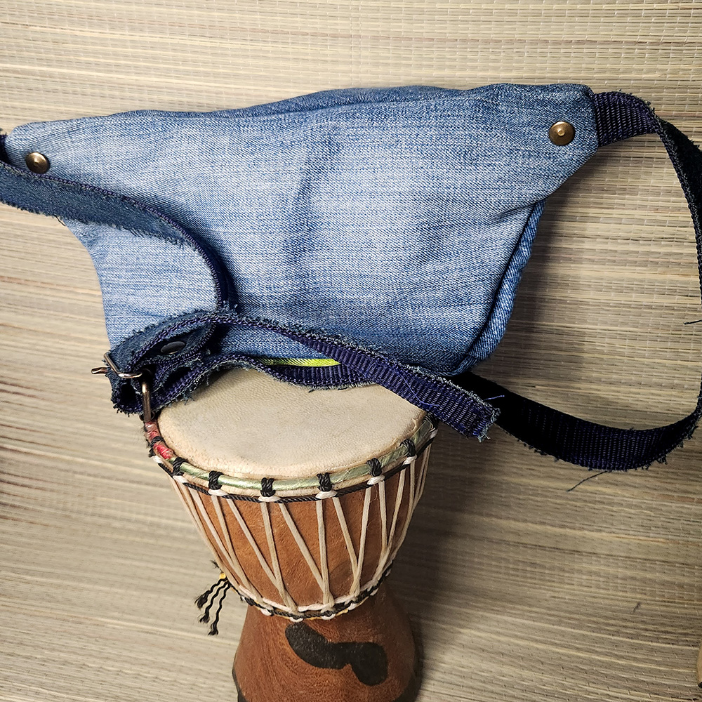 Bauchtasche aus recyceltem Jeansstoff mit handgemaltem Motiv