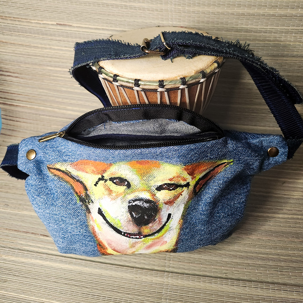 Bauchtasche aus recyceltem Jeansstoff mit handgemaltem Motiv